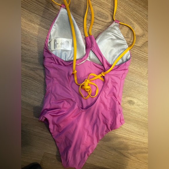 One piece swimsuit - Picture 2 of 4